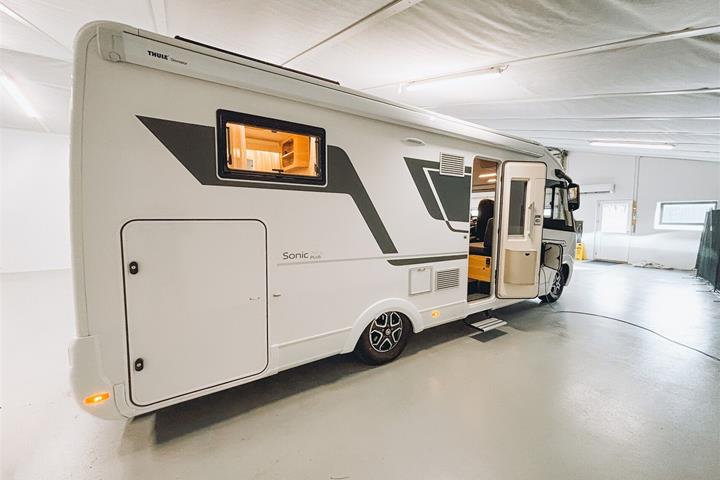 Hvid Adria Sonic fra 2022 set udefra