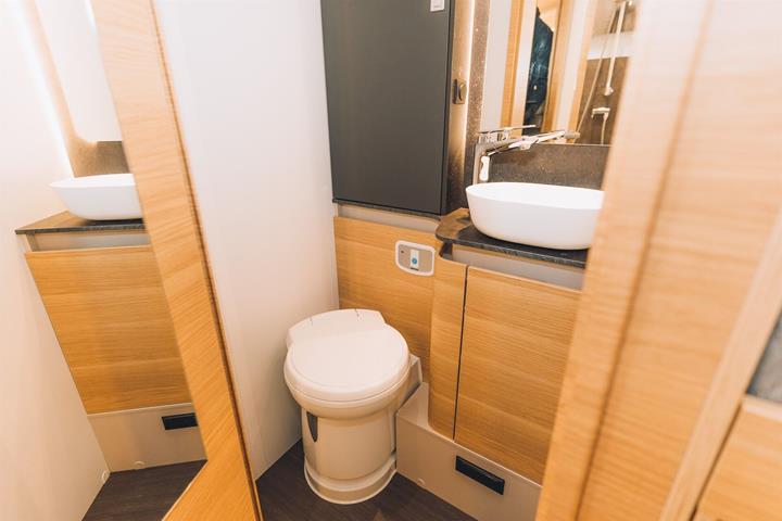Hvid Adria Sonic fra 2022 set udefra