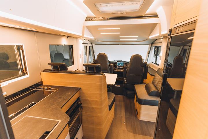 Hvid Adria Sonic fra 2022 set indefra