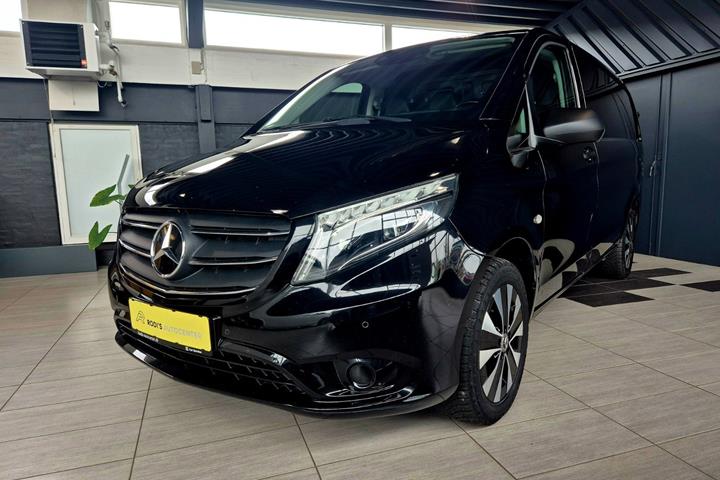 Sort Mercedes Vito 116 fra 2022 set udefra