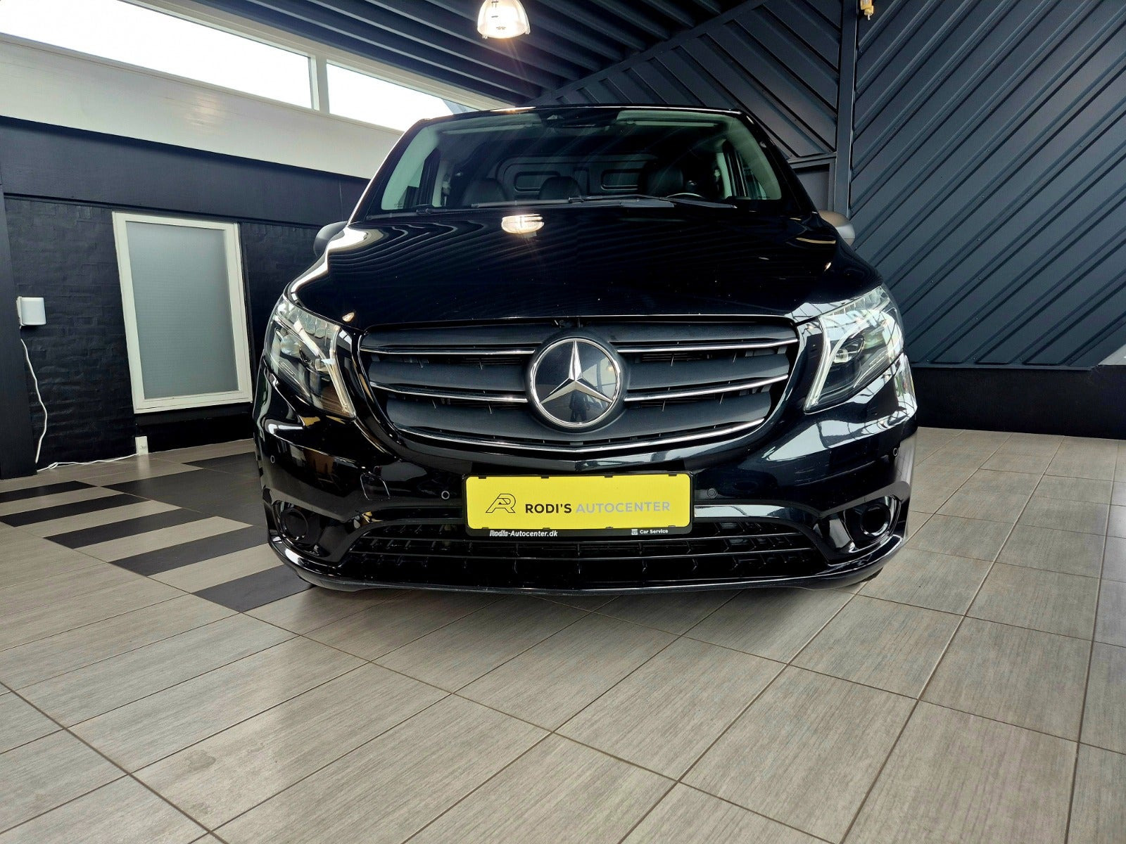 Sort Mercedes Vito 116 fra 2022 set udefra