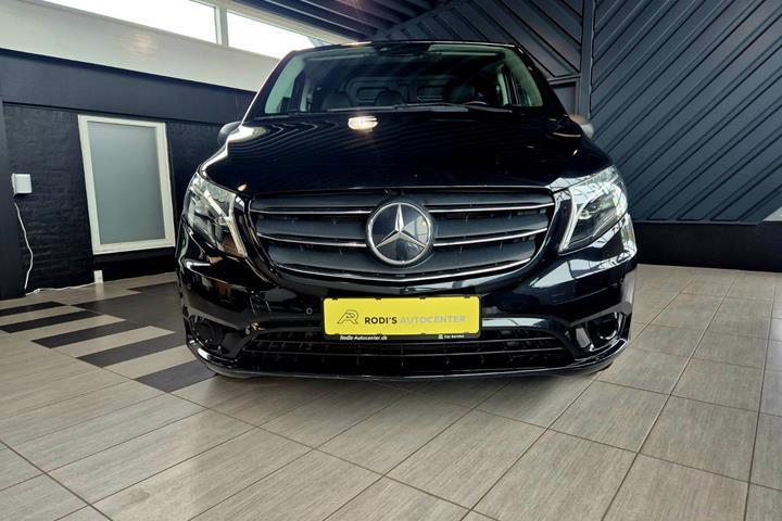 Sort Mercedes Vito 116 fra 2022 set udefra