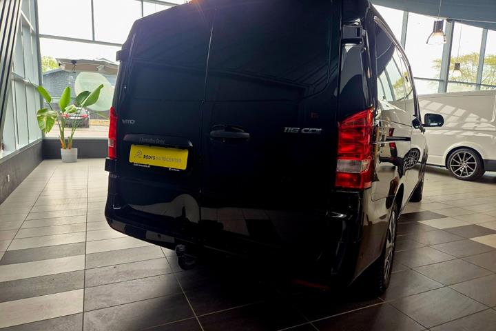 Sort Mercedes Vito 116 fra 2022 set udefra