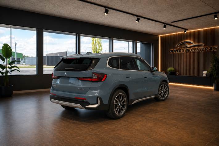 Grøn BMW iX1 fra 2024