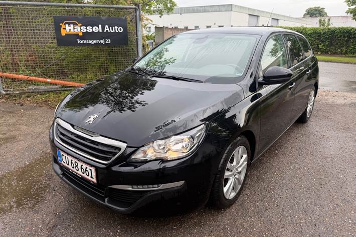 Grøn Peugeot 308 fra 2017 set udefra