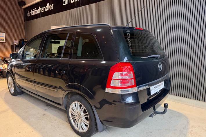 Sort Opel Zafira fra 2014