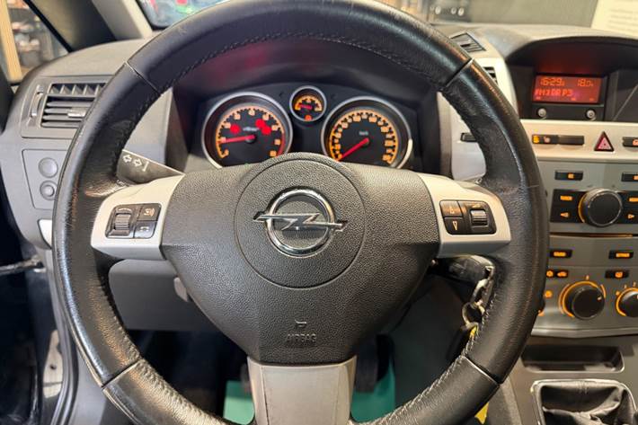 Sort Opel Zafira fra 2014