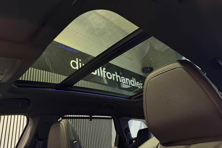 Blå Peugeot e-5008 fra 2025