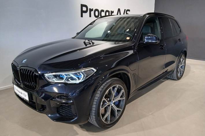 Sort BMW X5 fra 2022 set udefra