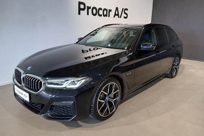 Blå BMW 530e fra 2022