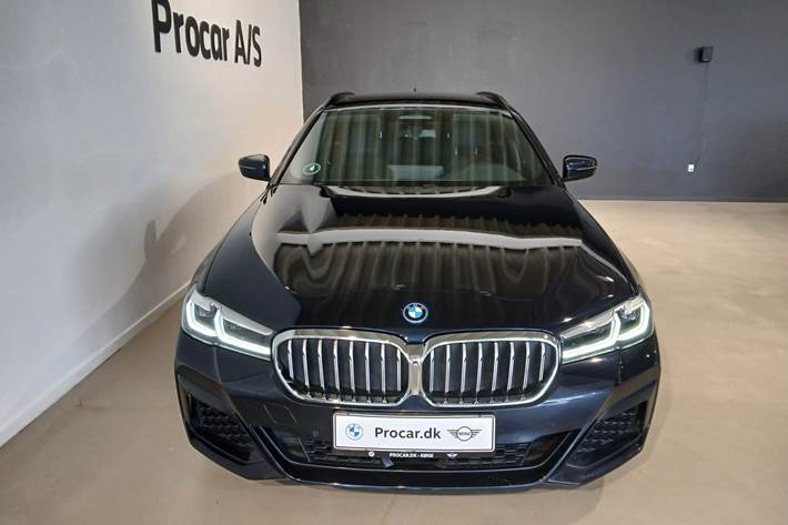Blå BMW 530e fra 2022