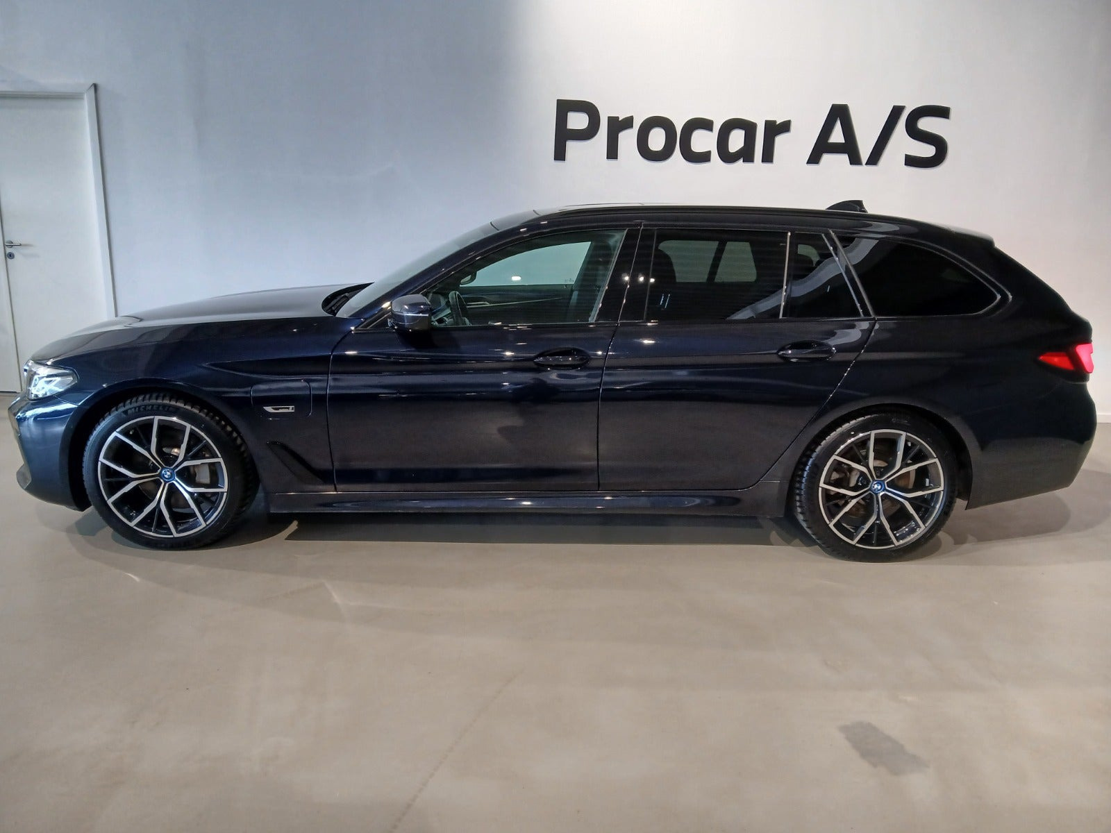 Blå BMW 530e fra 2022