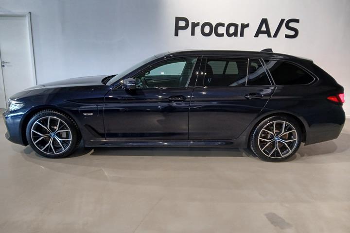 Blå BMW 530e fra 2022