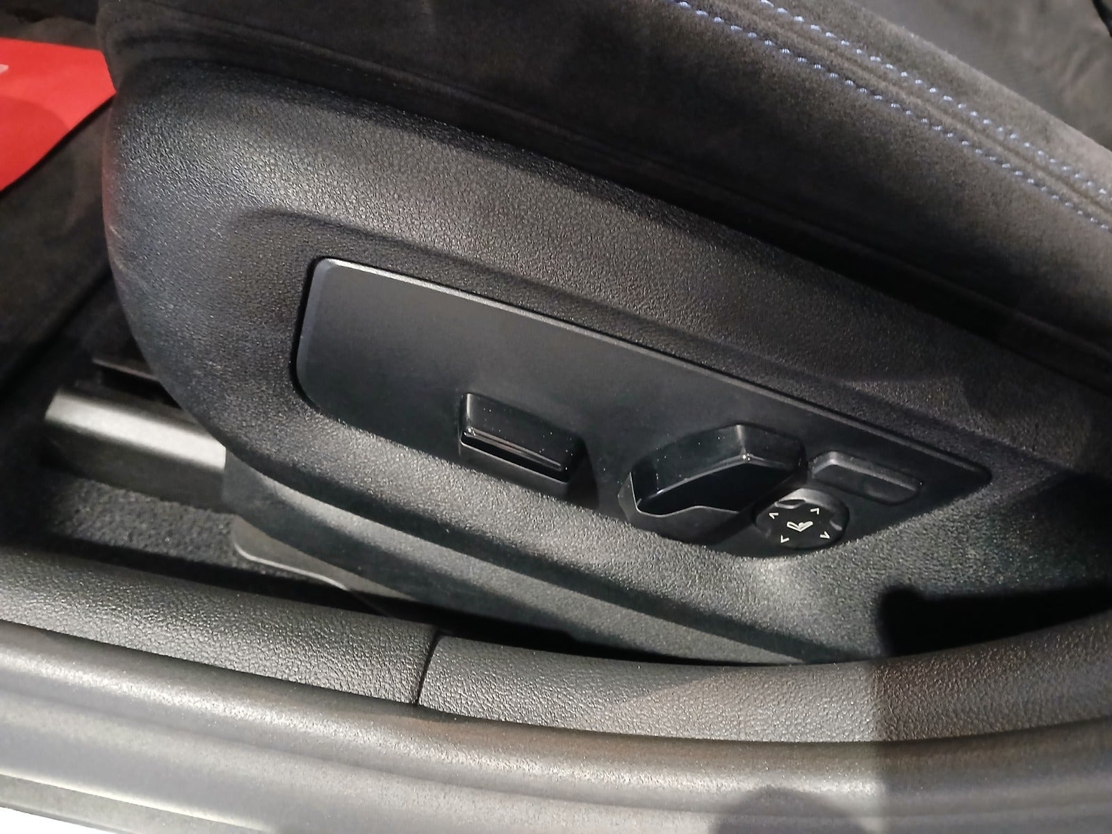Blå BMW 530e fra 2022