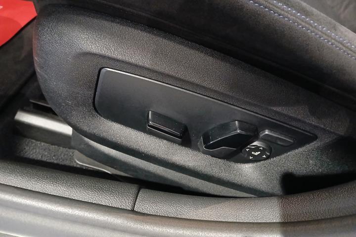 Blå BMW 530e fra 2022