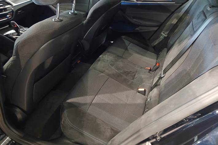 Blå BMW 530e fra 2022