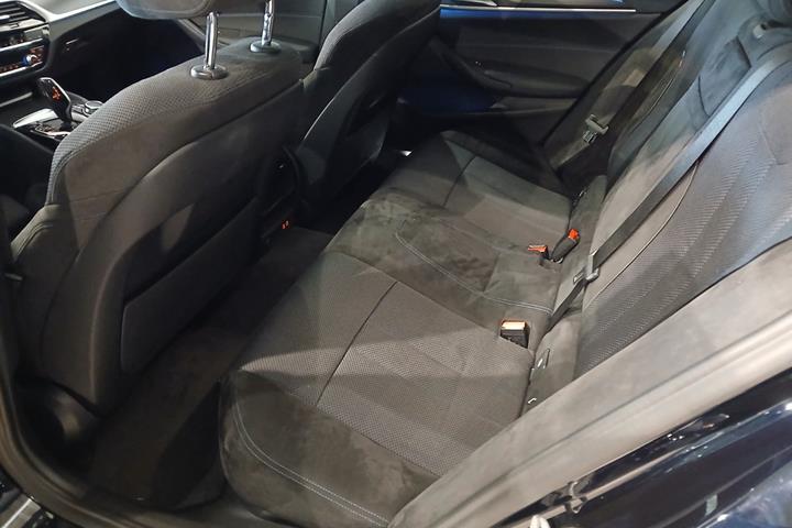 Blå BMW 530e fra 2022