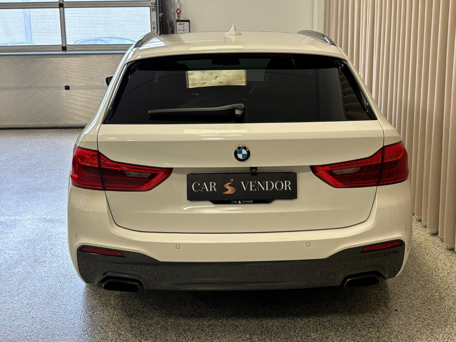 Hvid BMW 540d fra 2019