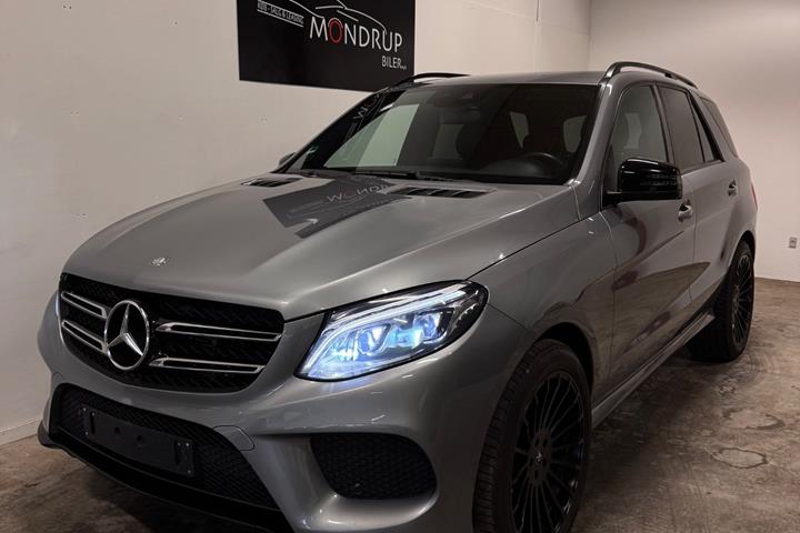 Grå Mercedes GLE500 e fra 2015 set udefra