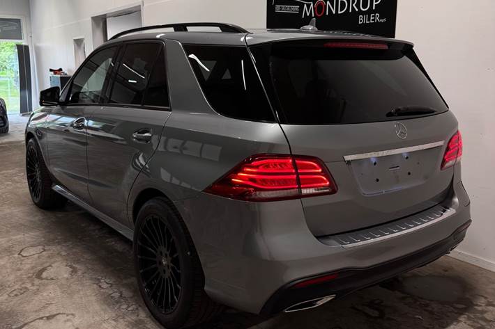 Grå Mercedes GLE500 e fra 2015