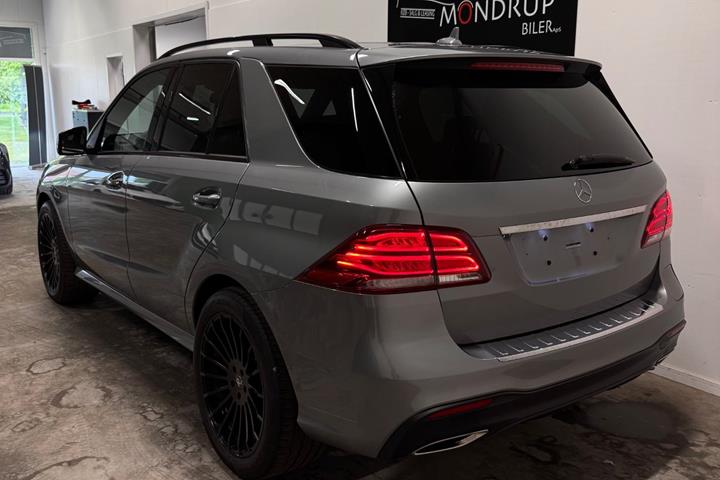 Grå Mercedes GLE500 e fra 2015 set udefra