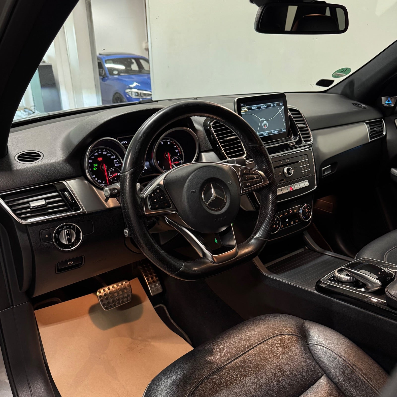 Grå Mercedes GLE500 e fra 2015 set indefra