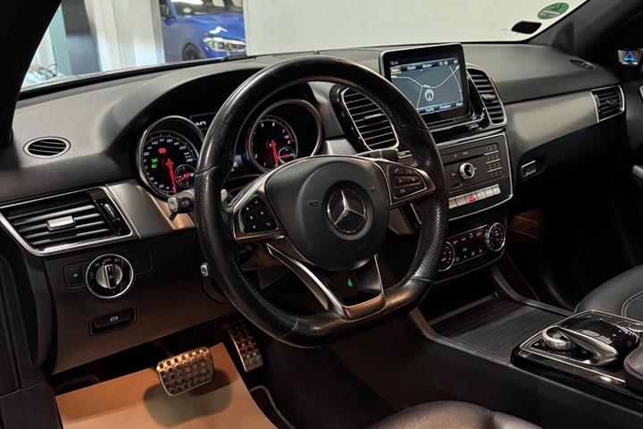 Grå Mercedes GLE500 e fra 2015 set indefra