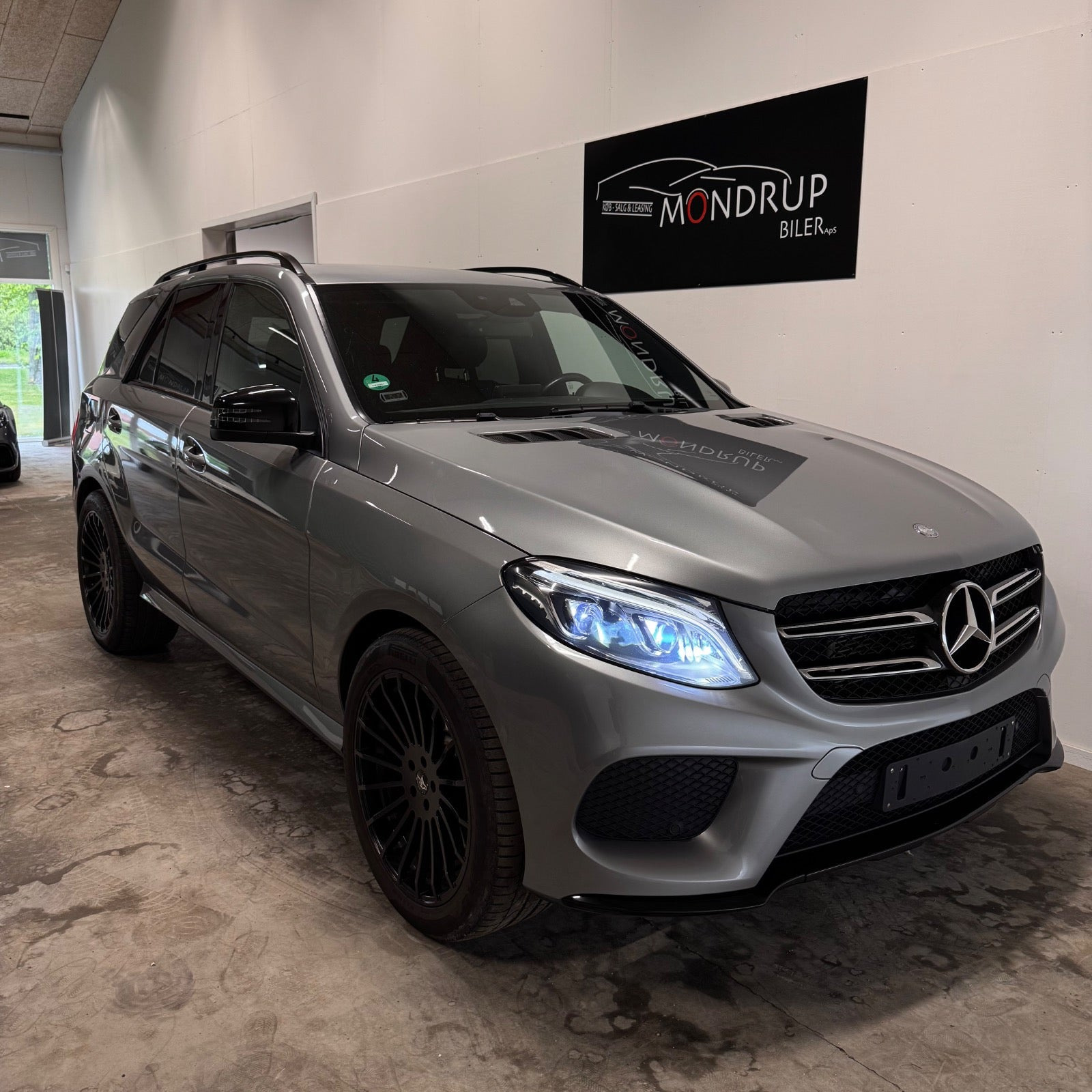 Grå Mercedes GLE500 e fra 2015 set udefra