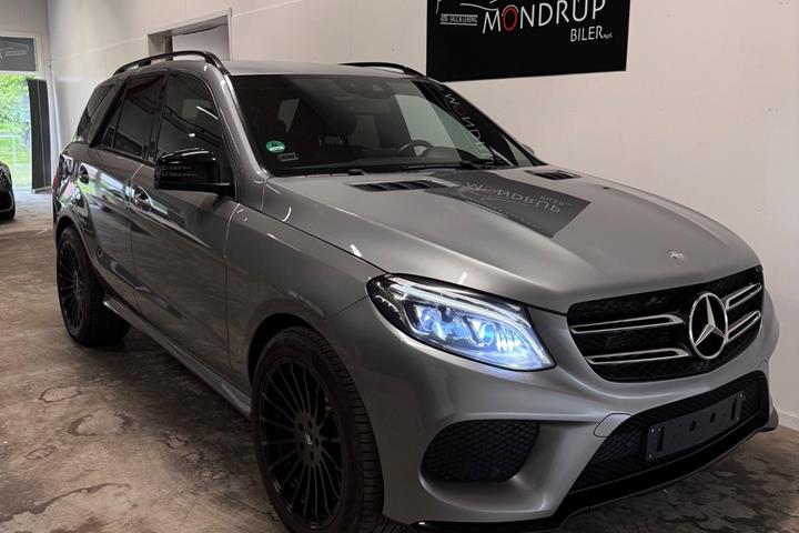 Grå Mercedes GLE500 e fra 2015 set udefra