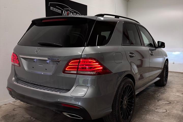 Grå Mercedes GLE500 e fra 2015 set udefra