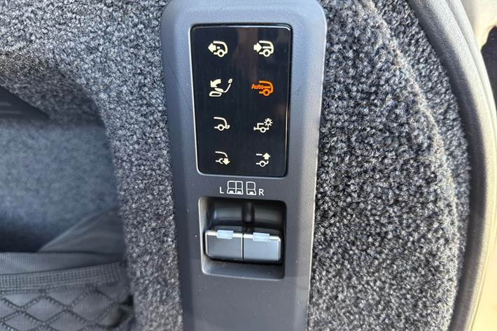 Gul Land Rover Range Rover fra 2025