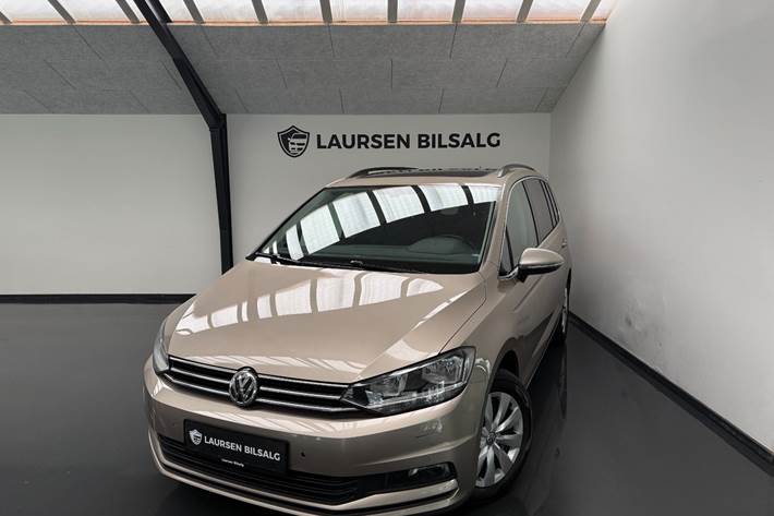 Beige VW Touran fra 2019
