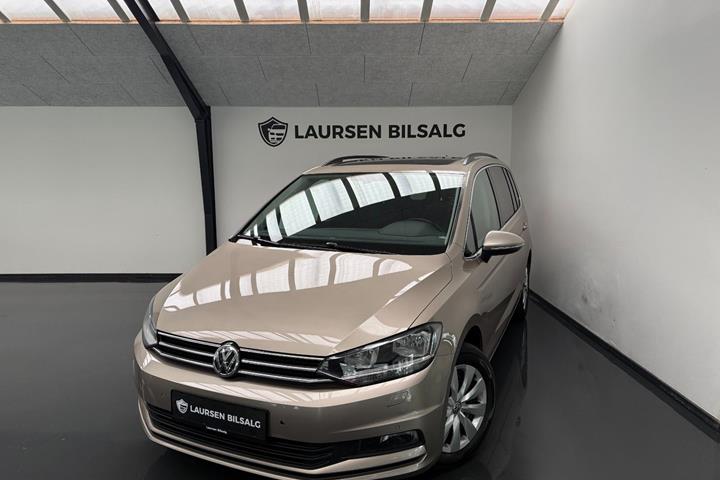 Beige VW Touran fra 2019