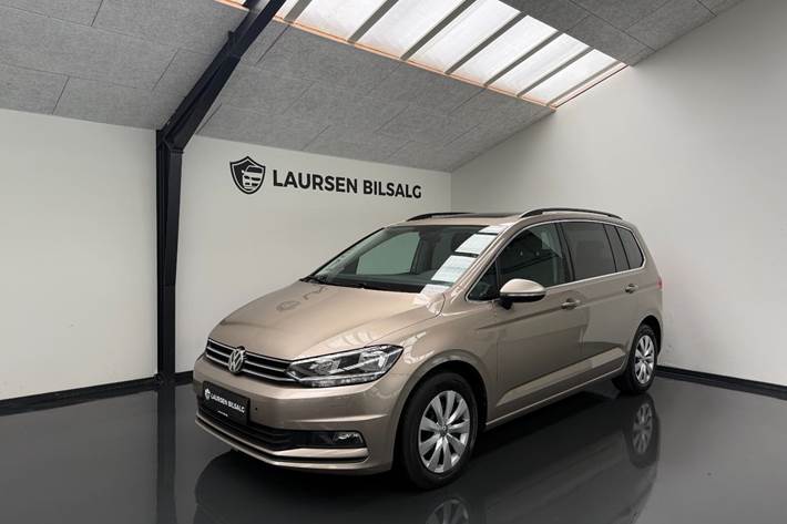 Beige VW Touran fra 2019