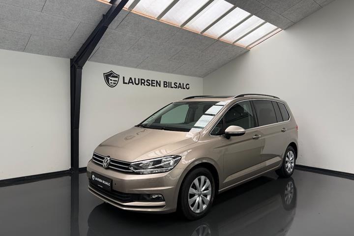 Beige VW Touran fra 2019