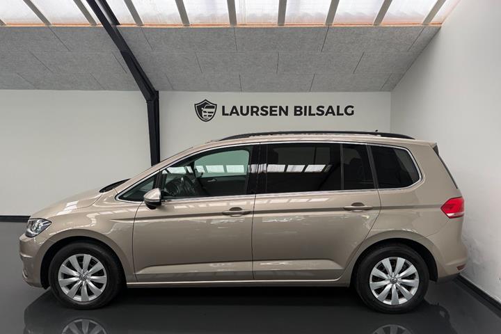 Beige VW Touran fra 2019