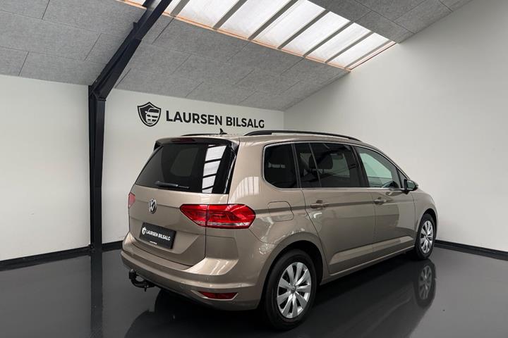 Beige VW Touran fra 2019
