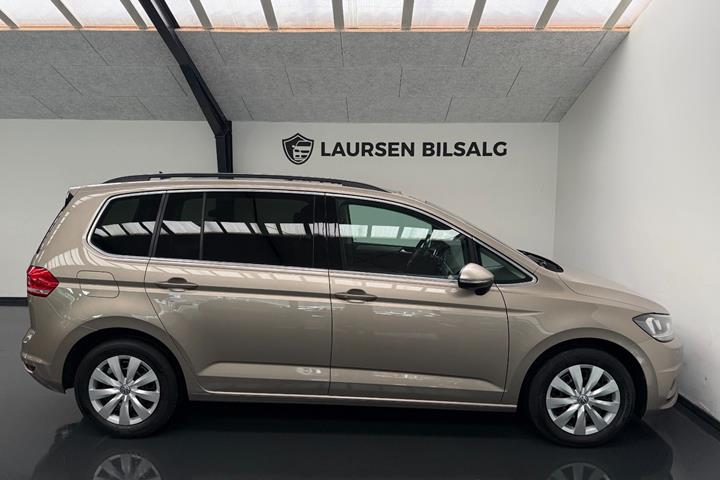 Beige VW Touran fra 2019