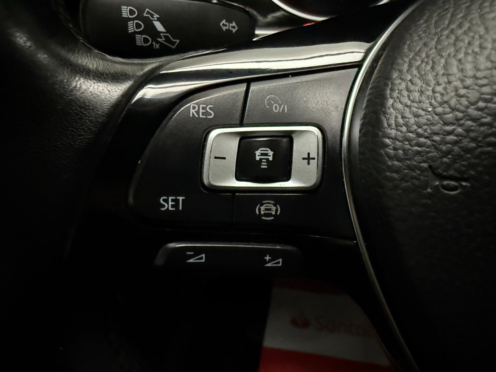 Beige VW Touran fra 2019