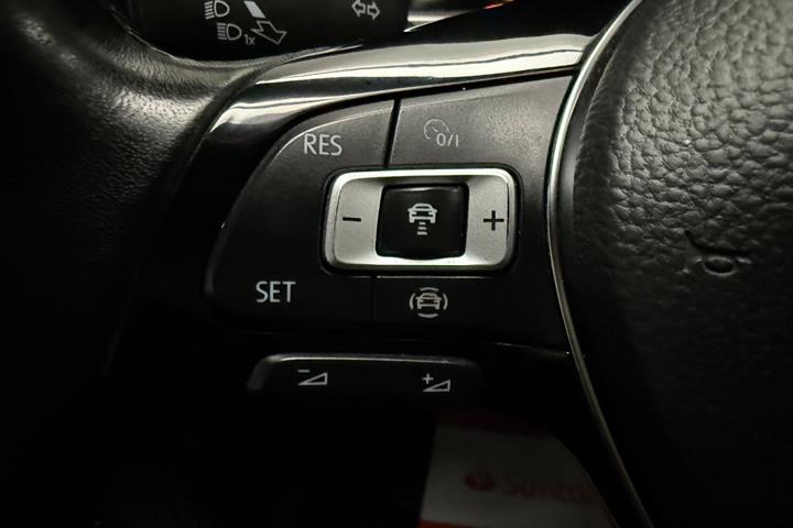 Beige VW Touran fra 2019