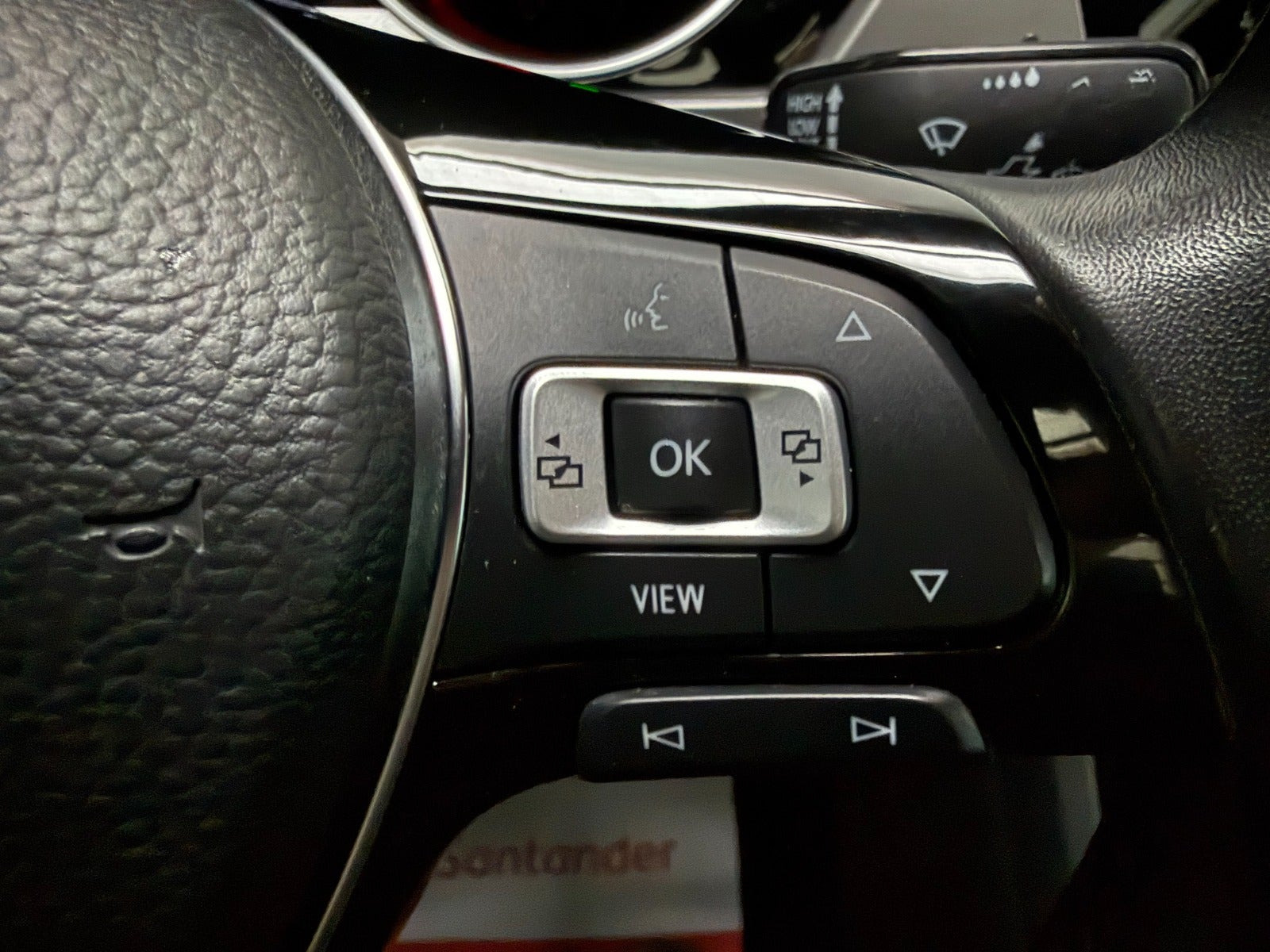 Beige VW Touran fra 2019