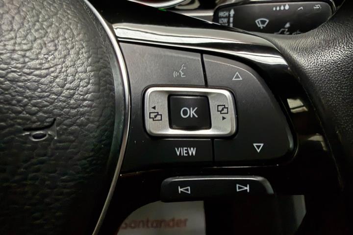 Beige VW Touran fra 2019