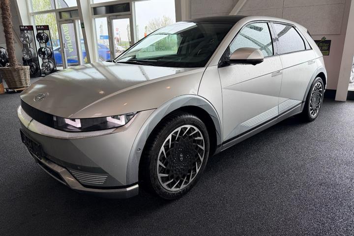 Gul Hyundai Ioniq 5 fra 2023 set udefra