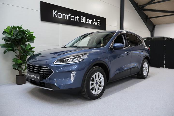 Blå Ford Kuga fra 2021 set udefra