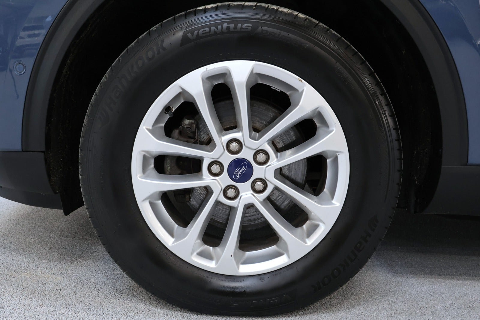 Blå Ford Kuga fra 2021