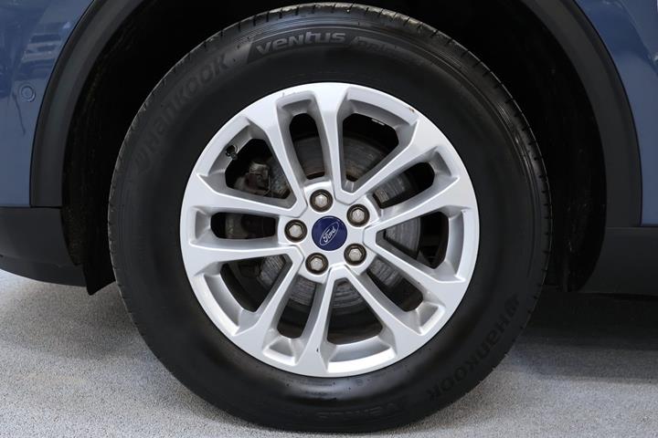 Blå Ford Kuga fra 2021