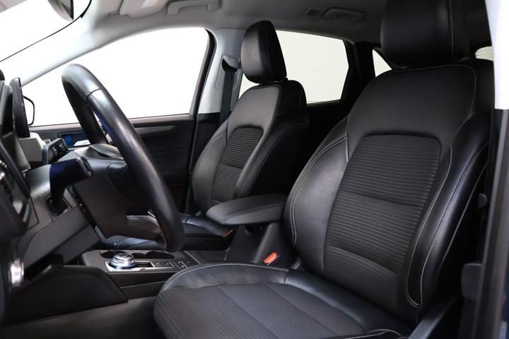 Blå Ford Kuga fra 2021