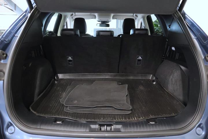 Blå Ford Kuga fra 2021