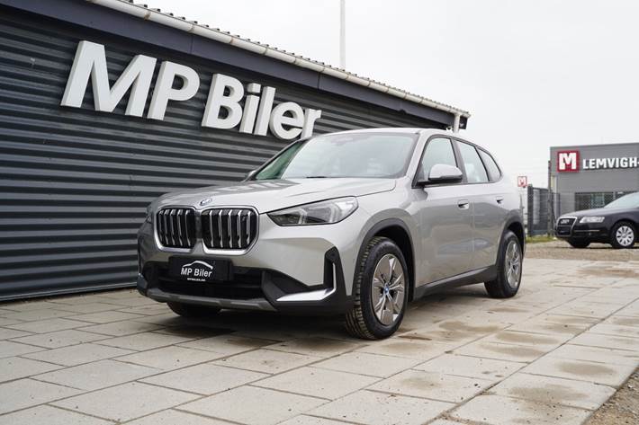 Sølv BMW iX1 fra 2023 set udefra