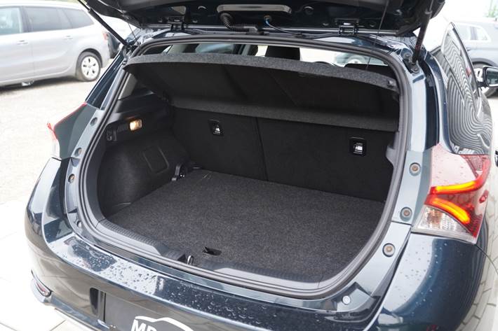 Blå Toyota Auris fra 2017